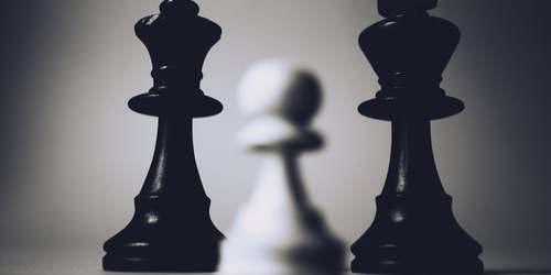 Một người giật kéo cả đội chậm theo ở game đồng bộ trạng thái.